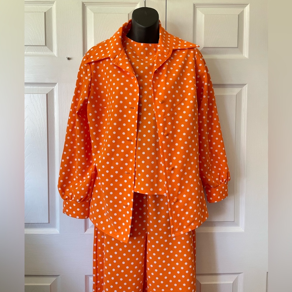 Vintage 3 piece suit in orange with polka dots!